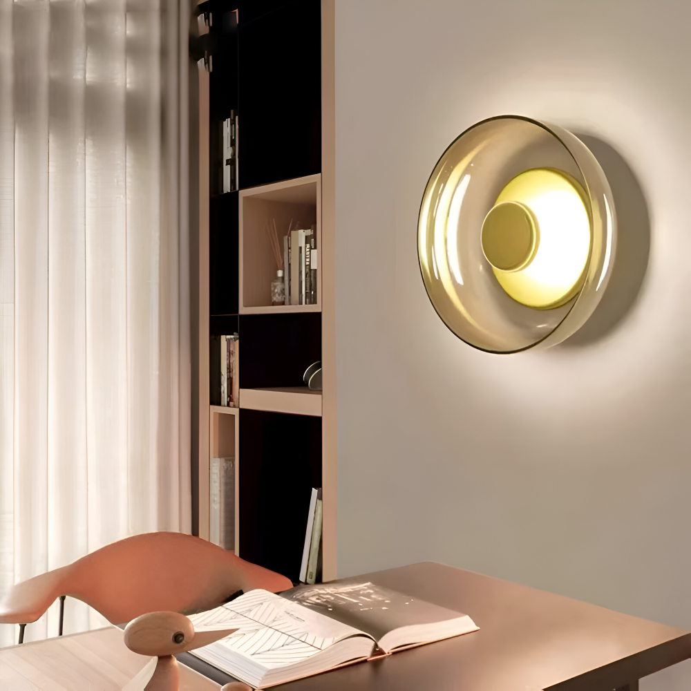 Rund LED væglampe i glas og aluminium – skandinavisk minimalistisk design