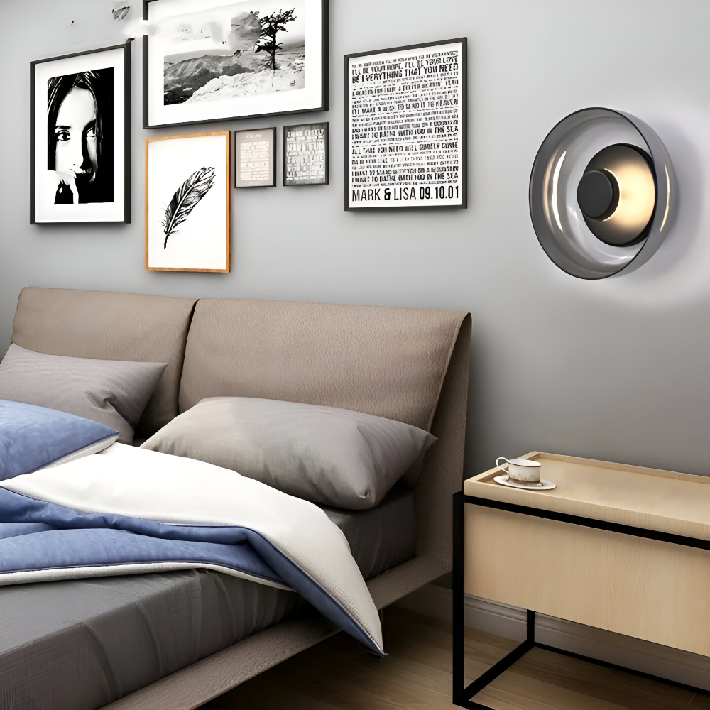 Rund LED væglampe i glas og aluminium – skandinavisk minimalistisk design