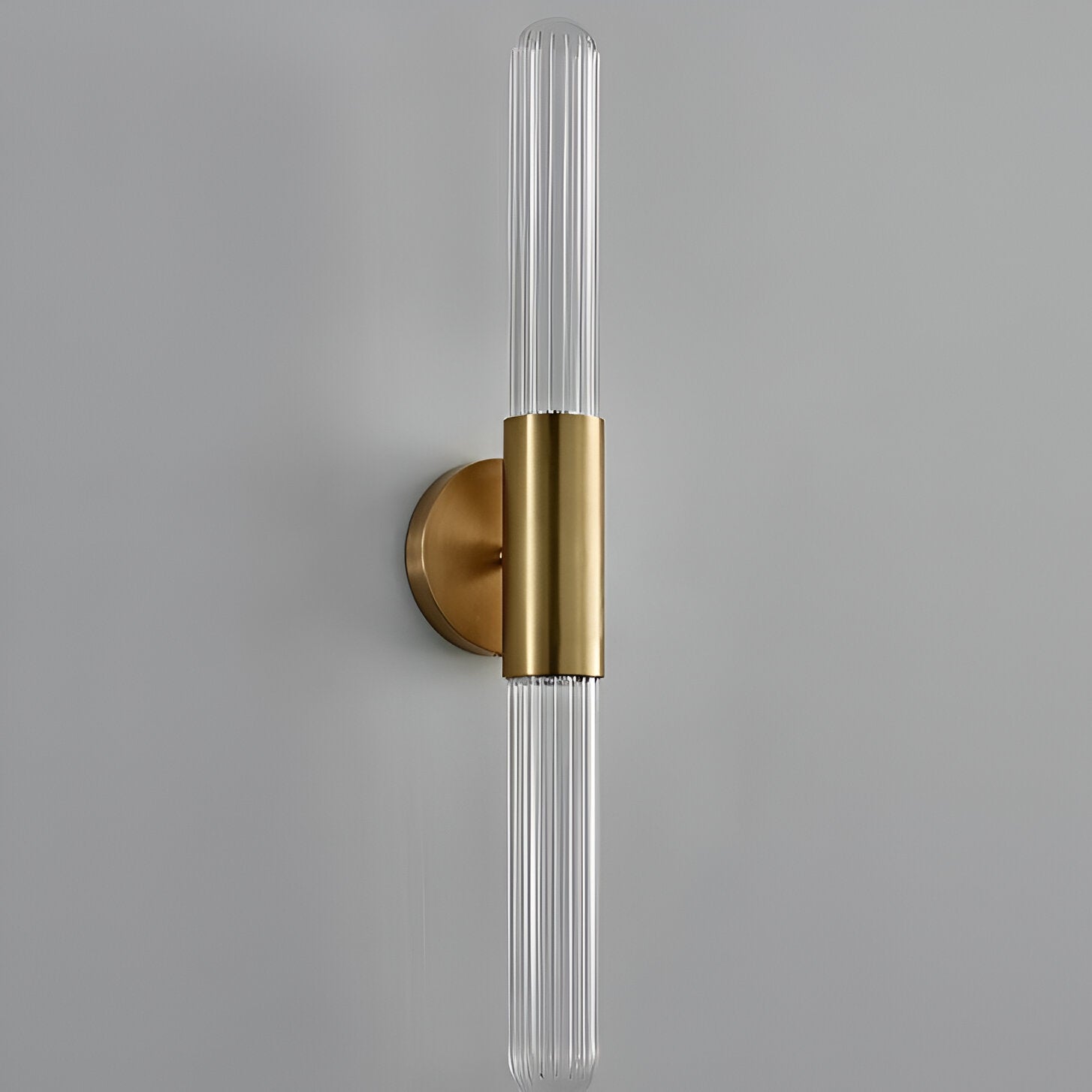 Cylinderformet væglampe i glas og messing