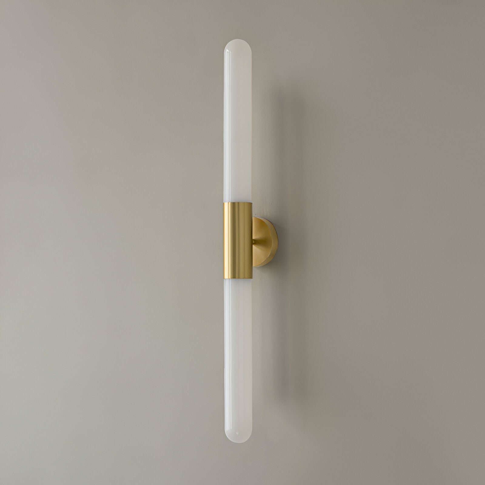 Cylinderformet væglampe i glas og messing