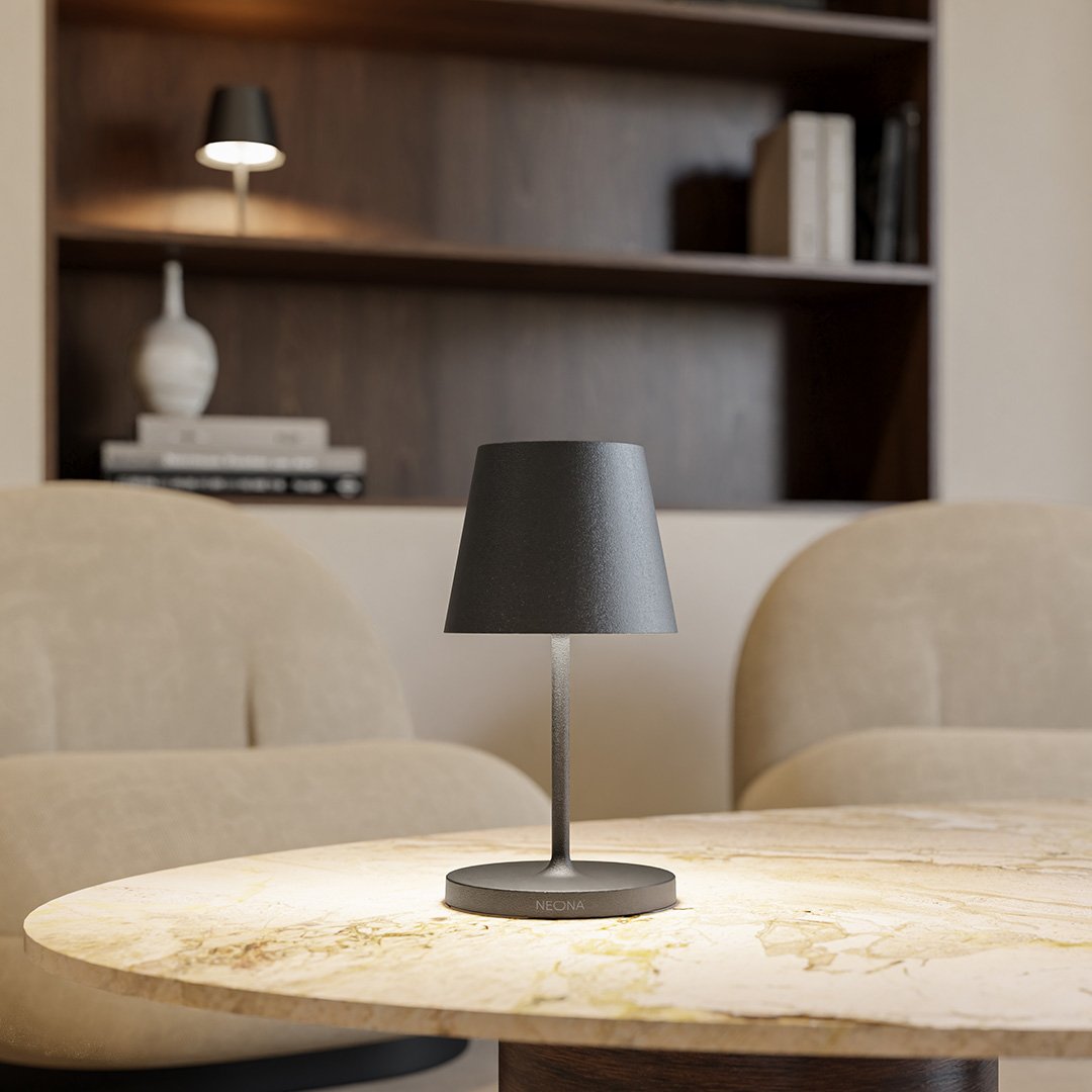 Luméa – Genopladelig Bordlampe med Dæmpbar LED i Minimalistisk Design