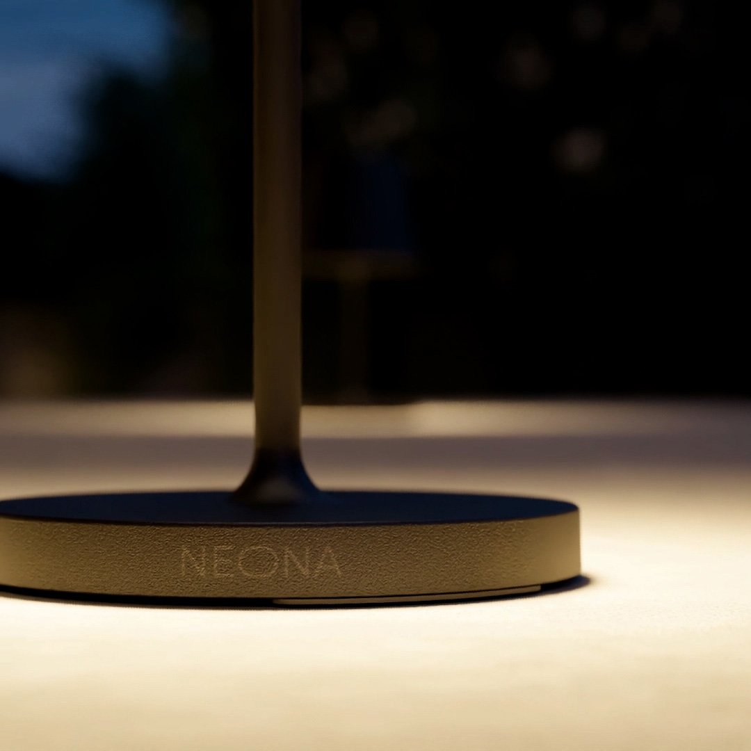 Luméa – Genopladelig Bordlampe med Dæmpbar LED i Minimalistisk Design