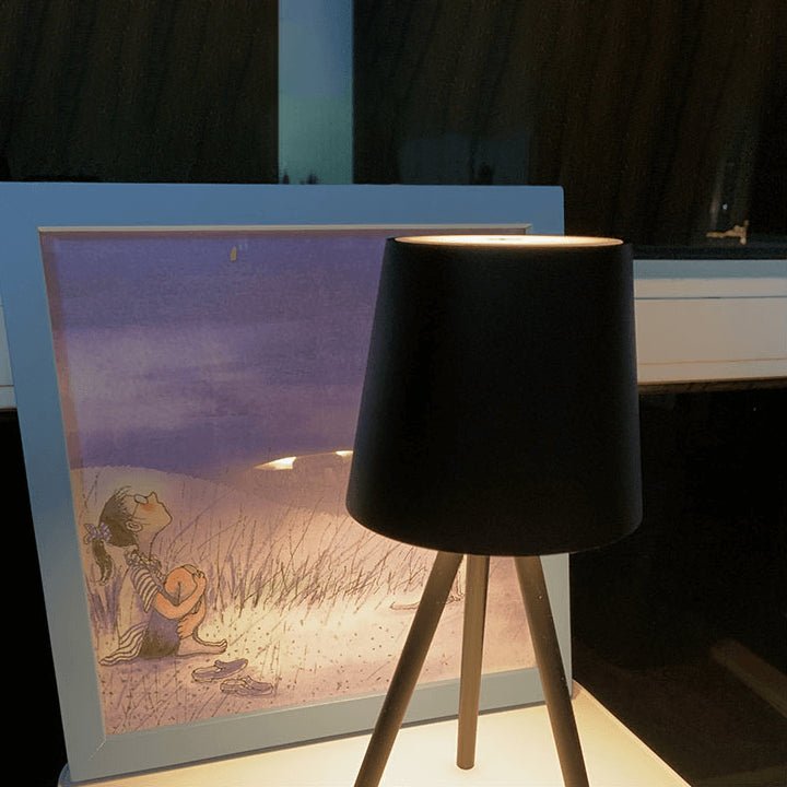 Genopladelig bordlampe på stativ med touchdæmper