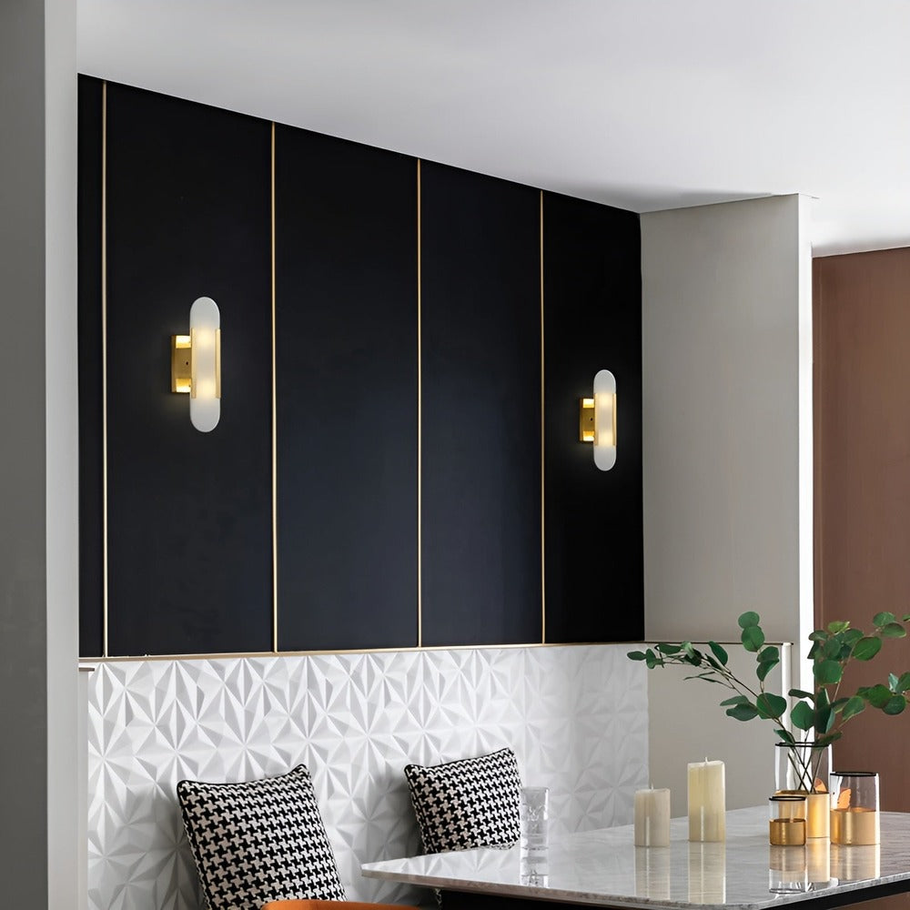 Væglampe i alabaster med metalfinish – moderne og elegant design