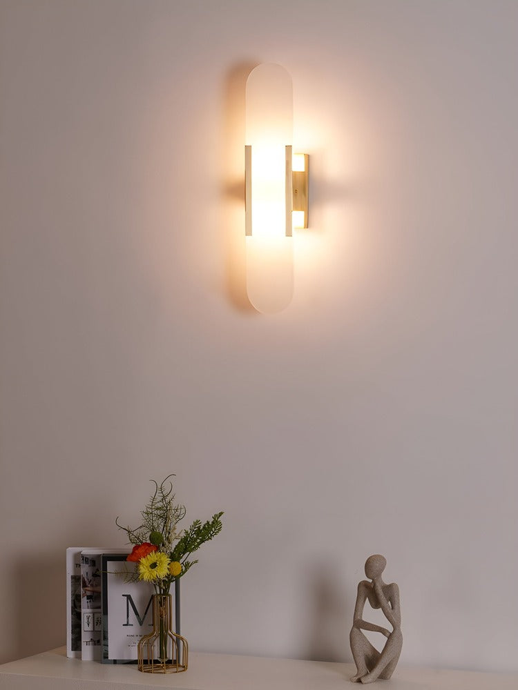 Væglampe i alabaster med metalfinish – moderne og elegant design