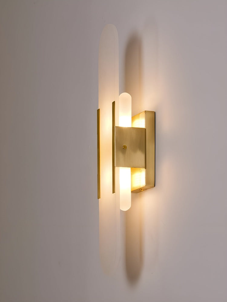 Væglampe i alabaster med metalfinish – moderne og elegant design
