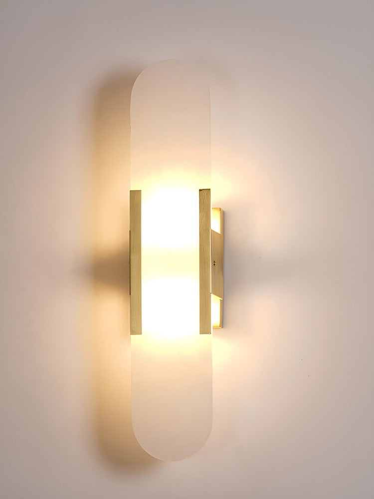 Væglampe i alabaster med metalfinish – moderne og elegant design