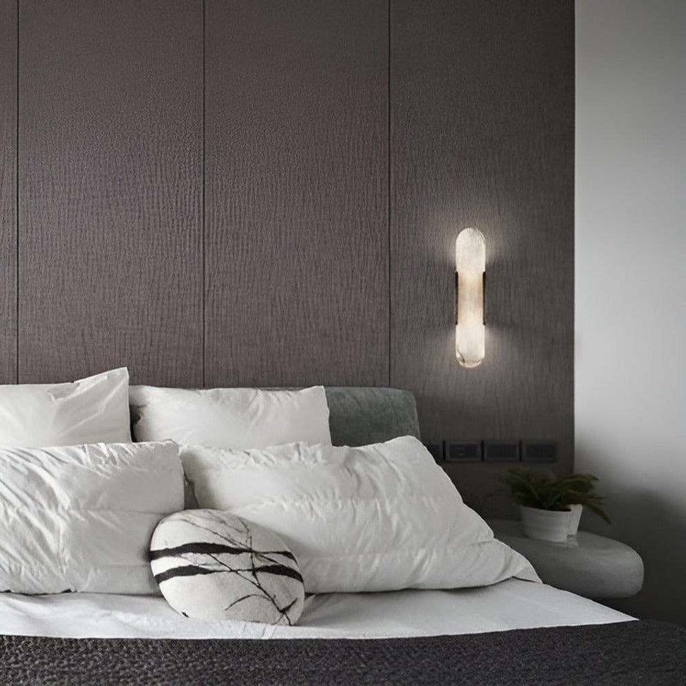 Væglampe i alabaster med metalfinish – moderne og elegant design