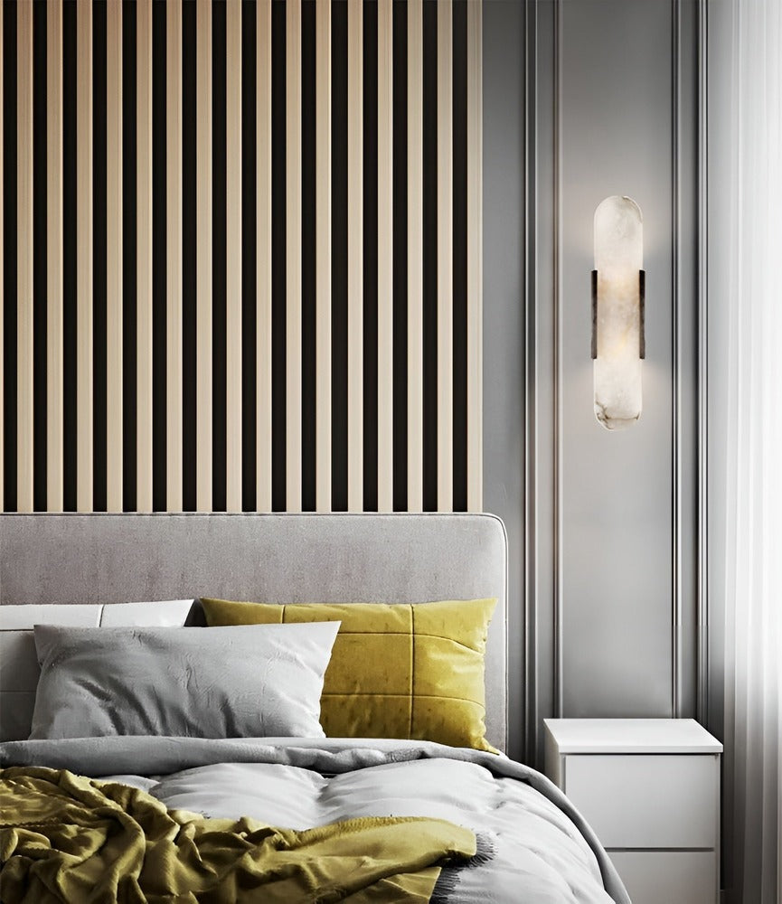 Væglampe i alabaster med metalfinish – moderne og elegant design