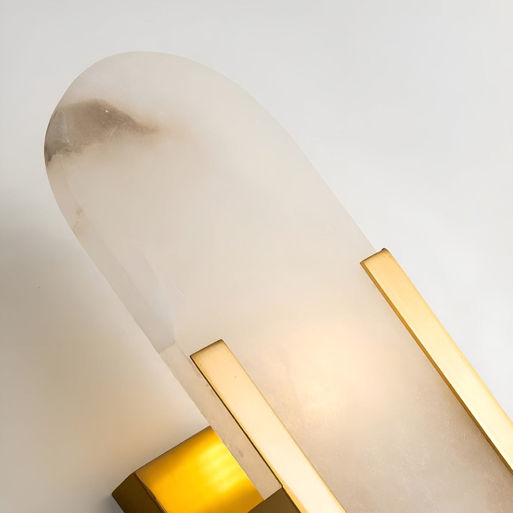 Væglampe i alabaster med metalfinish – moderne og elegant design