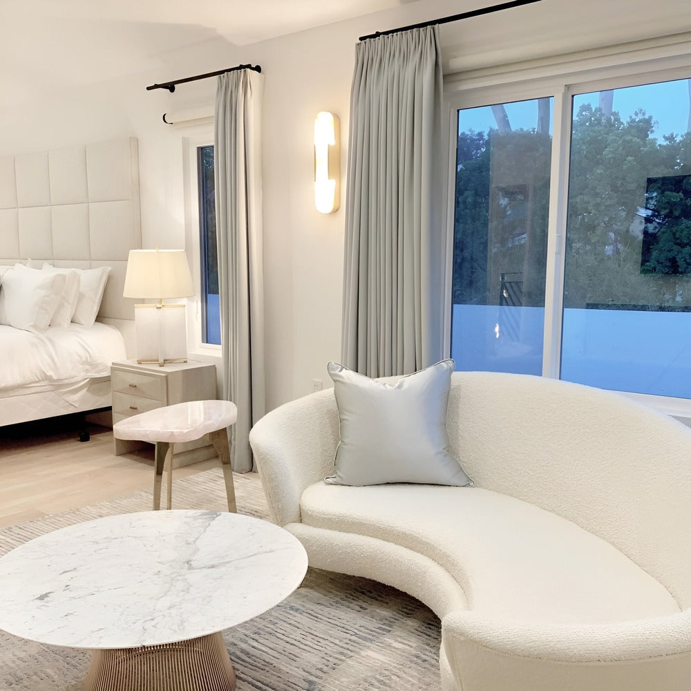 Væglampe i alabaster med metalfinish – moderne og elegant design