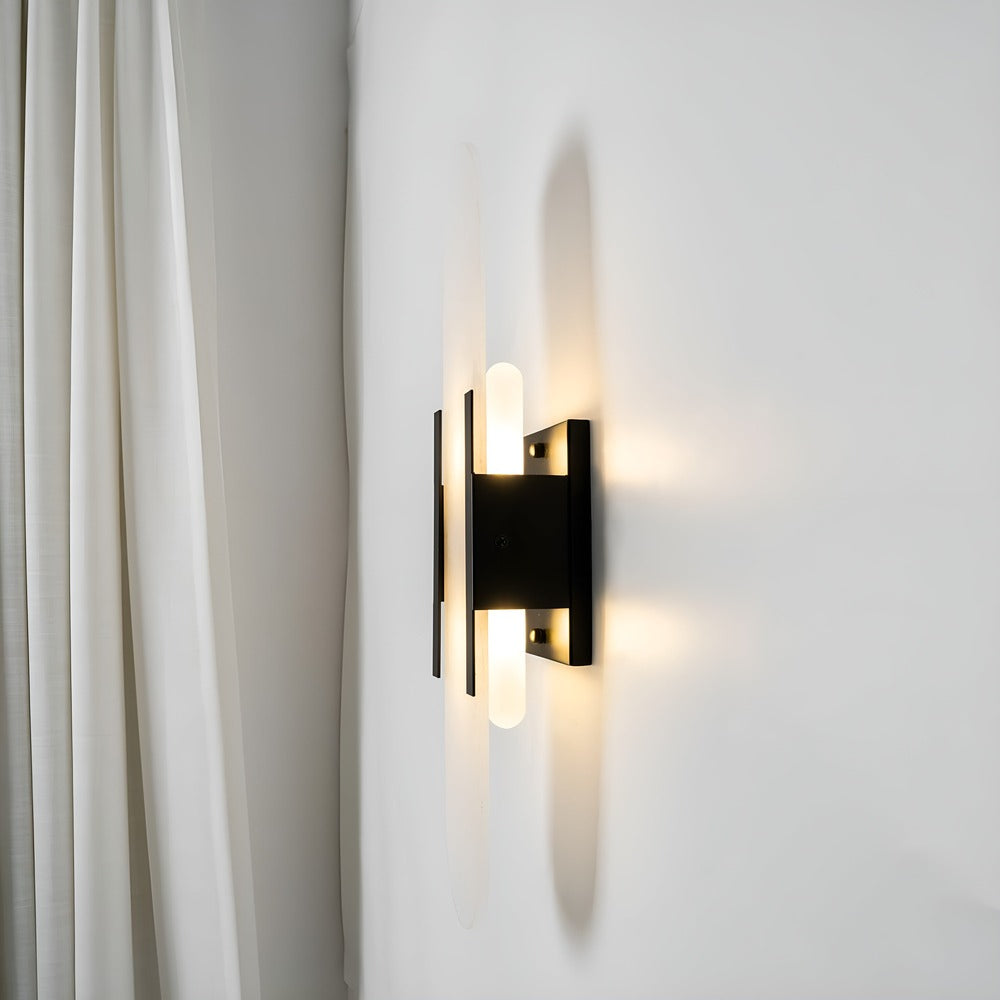 Væglampe i alabaster med metalfinish – moderne og elegant design