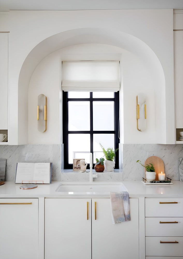 Væglampe i alabaster med metalfinish – moderne og elegant design