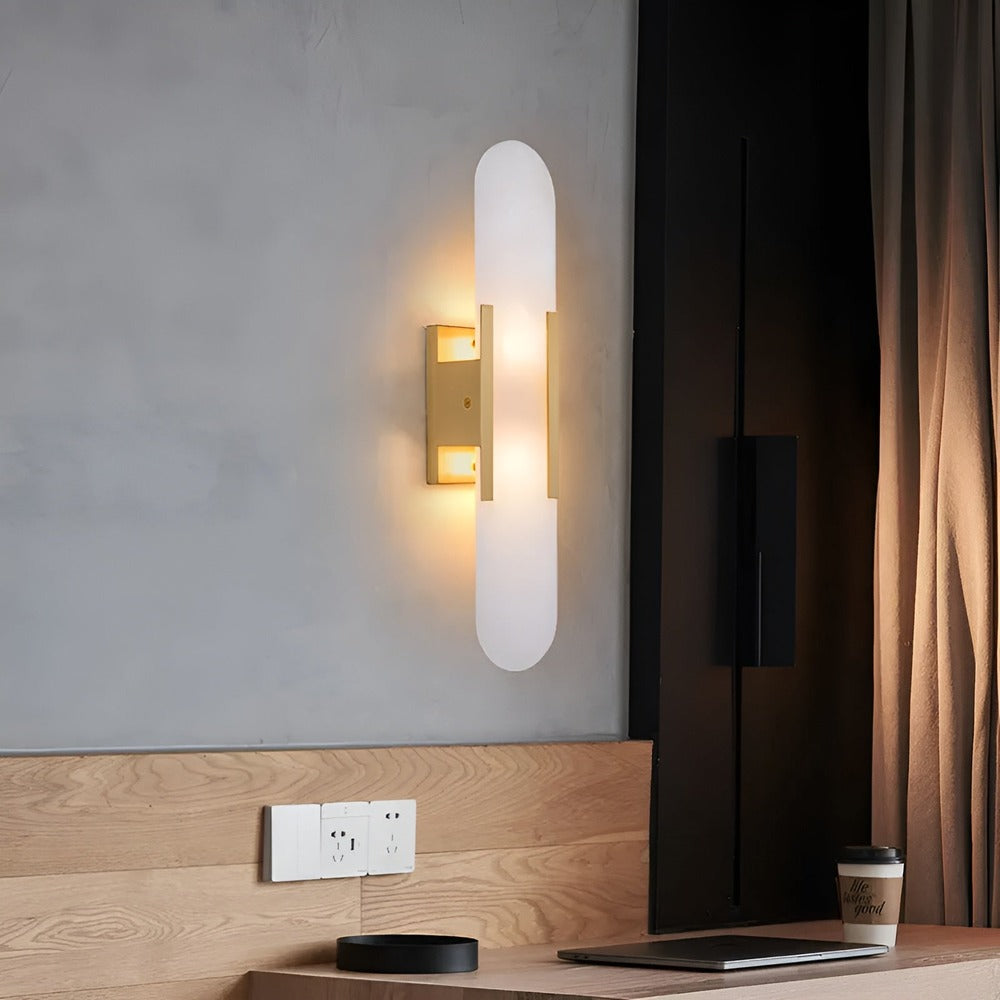 Væglampe i alabaster med metalfinish – moderne og elegant design