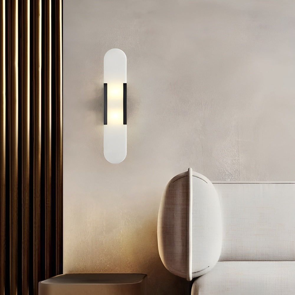 Væglampe i alabaster med metalfinish – moderne og elegant design