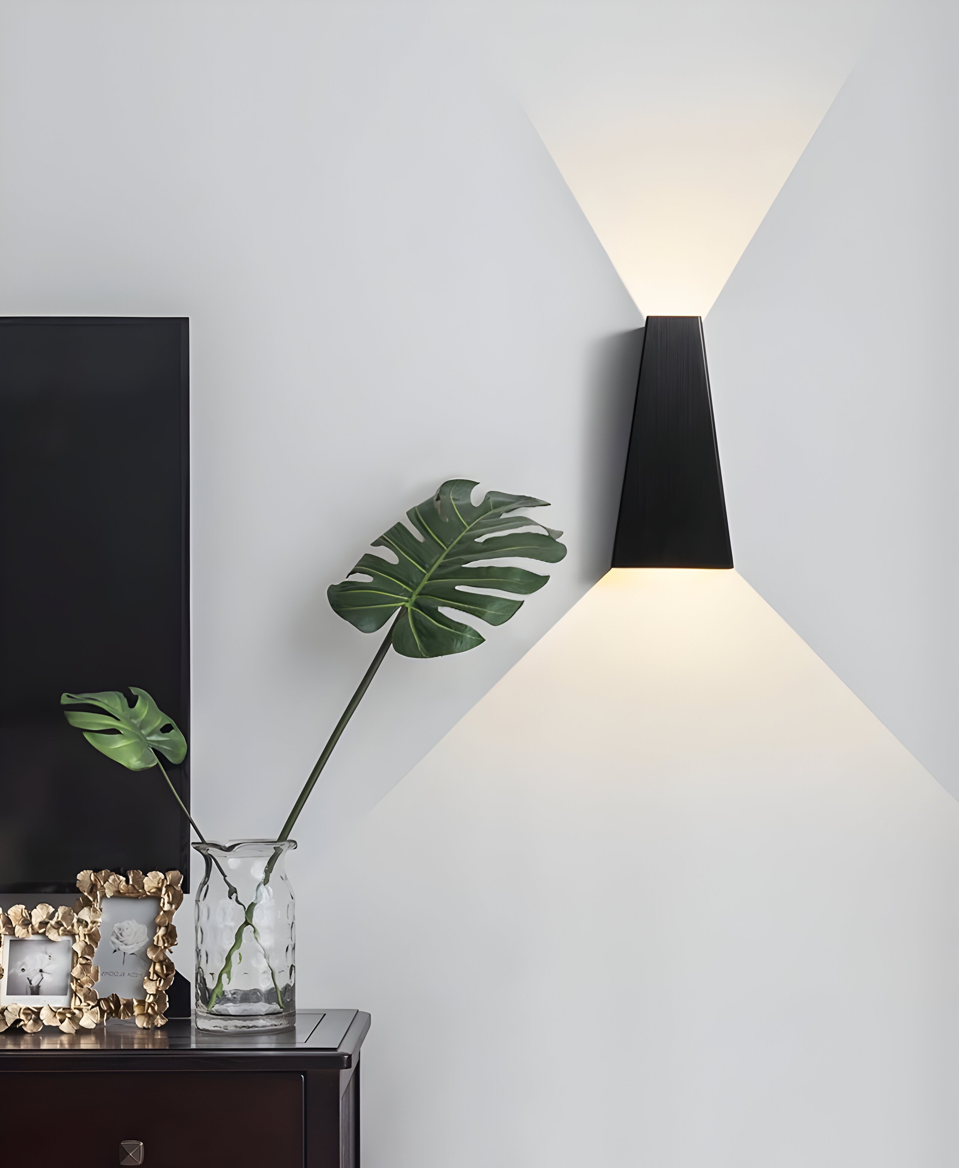 Lumetra Væglampe – Trapezformet LED Væglampe i Aluminium med Op & Ned Lys