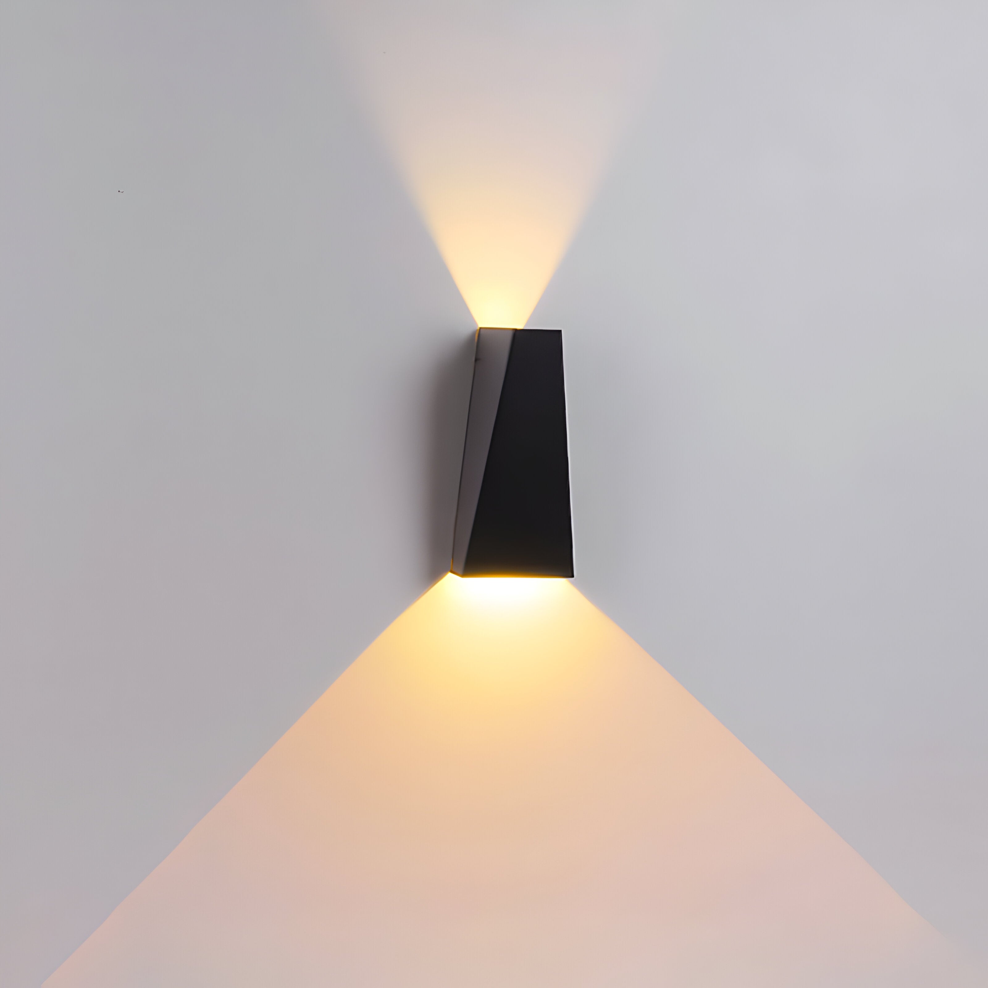 Lumetra Væglampe – Trapezformet LED Væglampe i Aluminium med Op & Ned Lys