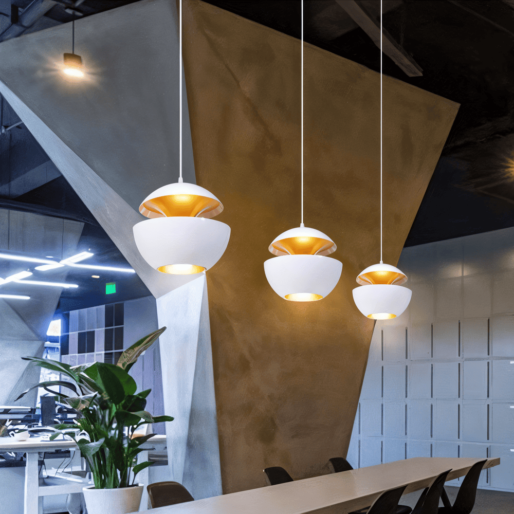 Pendellampe i sort og hvid metal – moderne loftlampe i kunstnerisk design