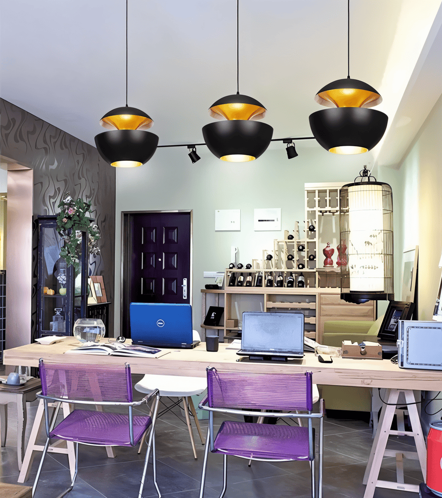 Pendellampe i sort og hvid metal – moderne loftlampe i kunstnerisk design