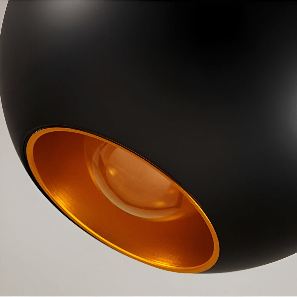 Pendellampe i sort og hvid metal – moderne loftlampe i kunstnerisk design