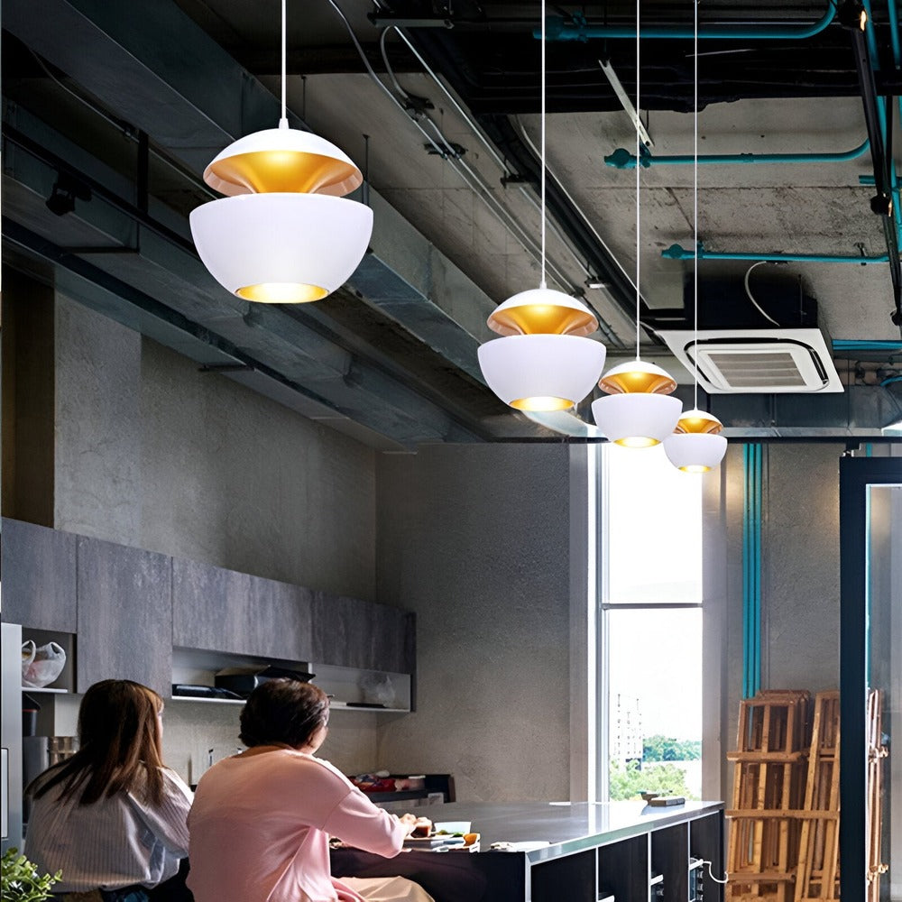 Pendellampe i sort og hvid metal – moderne loftlampe i kunstnerisk design