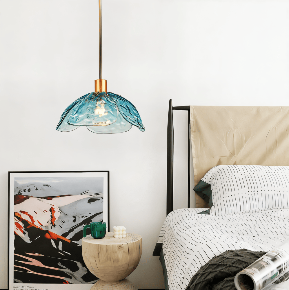 Pendellampe i farvet glas – blomsterdesign med LED lys