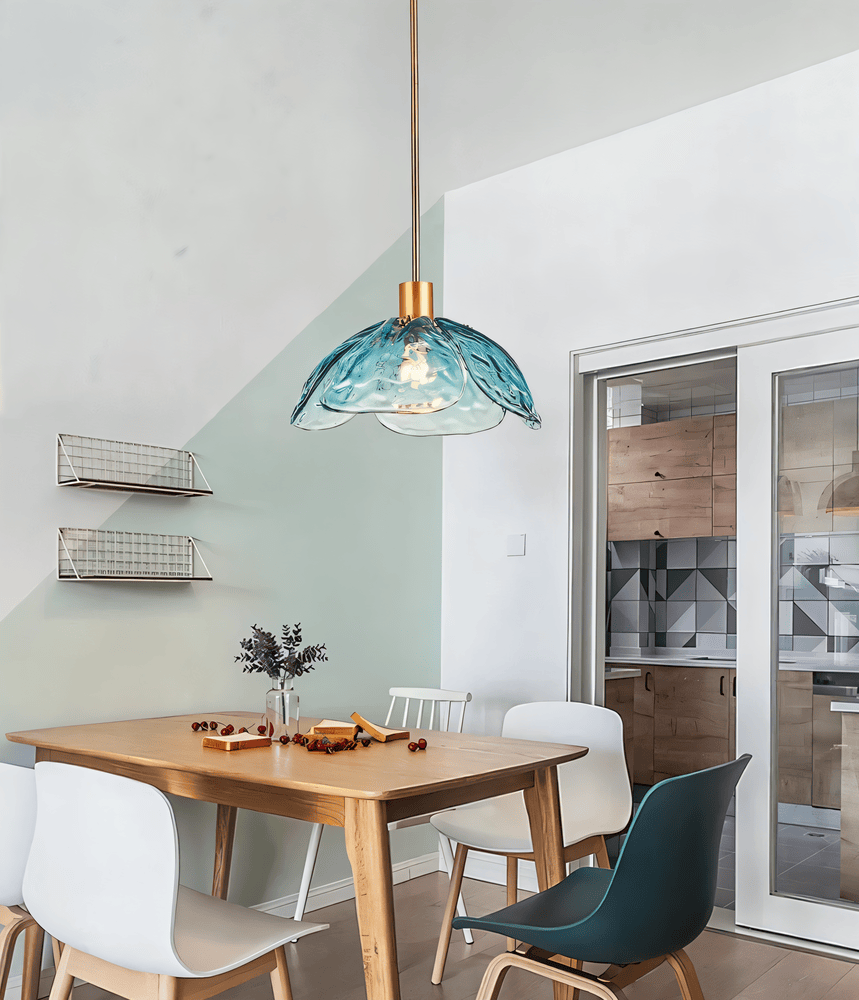 Pendellampe i farvet glas – blomsterdesign med LED lys