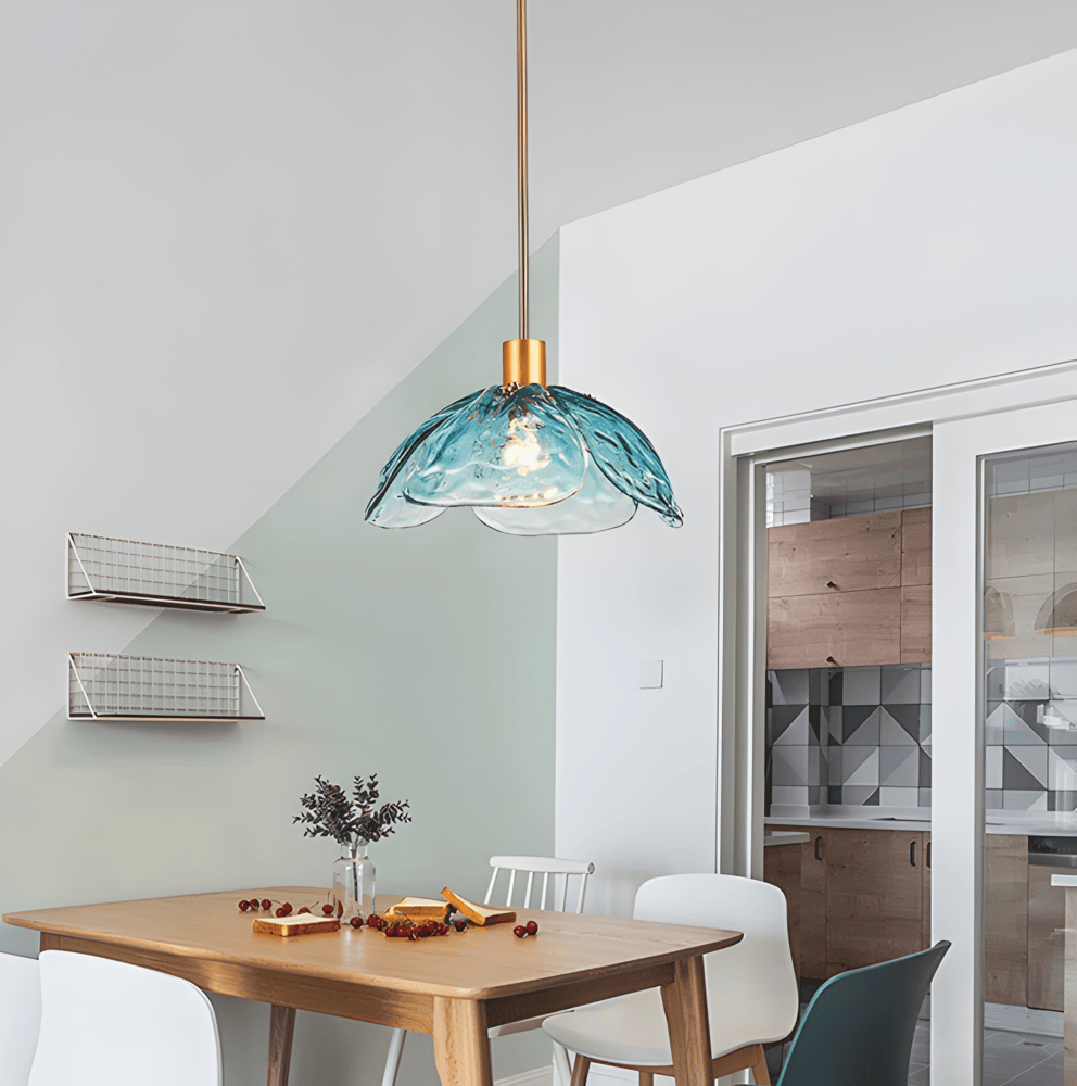 Pendellampe i farvet glas – blomsterdesign med LED lys