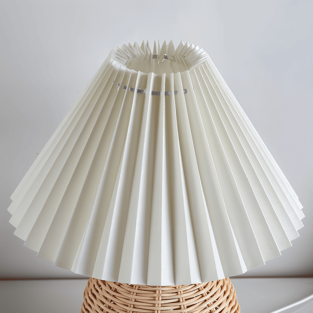 RaffiaGlow – Plisserad Bordslampa i Rotting med Retrodesign