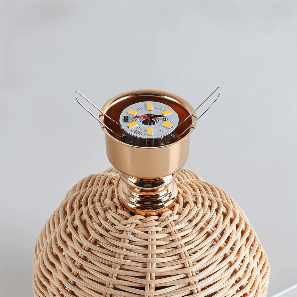 RaffiaGlow – Plisserad Bordslampa i Rotting med Retrodesign