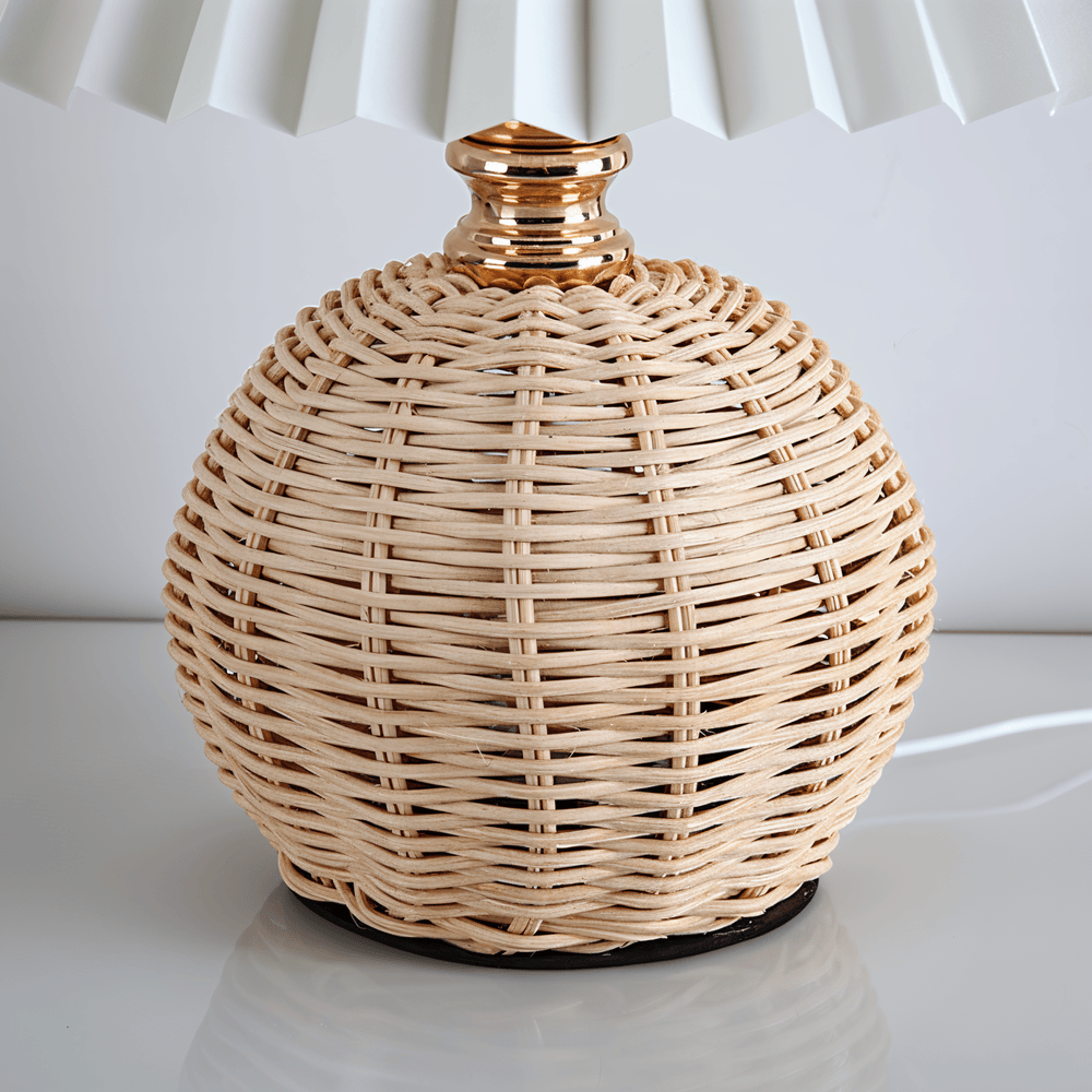 RaffiaGlow – Plisserad Bordslampa i Rotting med Retrodesign