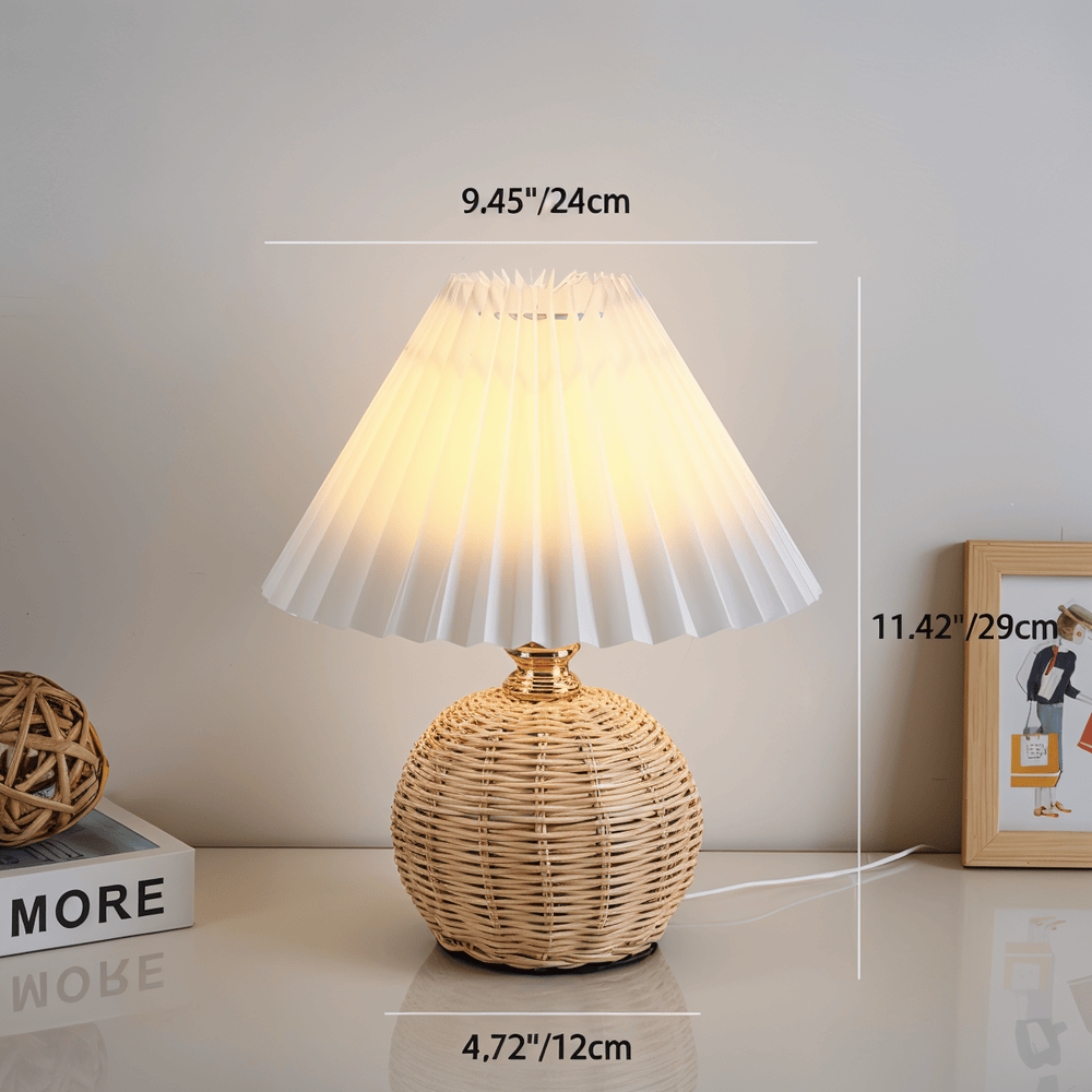 RaffiaGlow – Plisserad Bordslampa i Rotting med Retrodesign