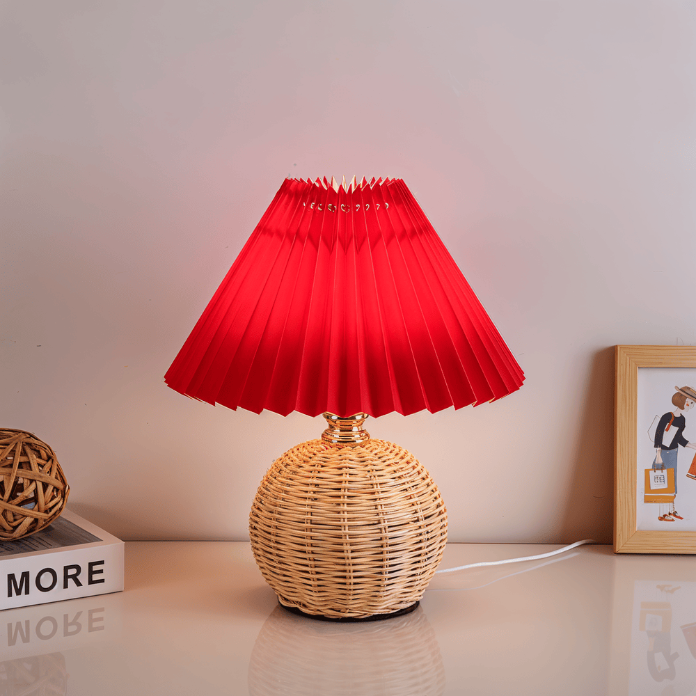 RaffiaGlow – Plisserad Bordslampa i Rotting med Retrodesign