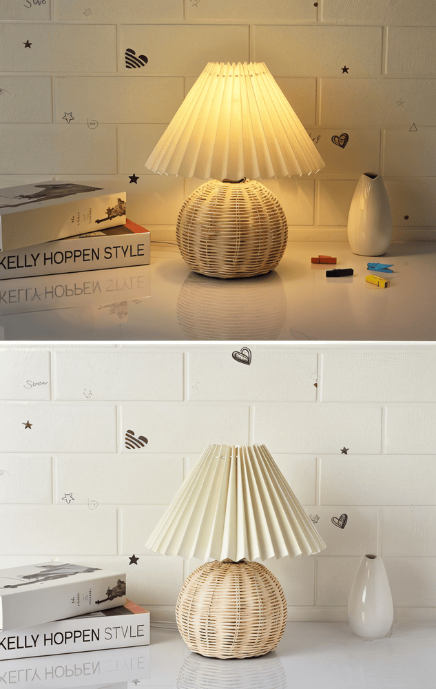 RaffiaGlow – Plisserad Bordslampa i Rotting med Retrodesign