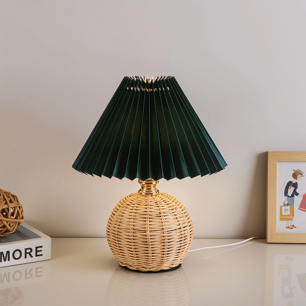 RaffiaGlow – Plisserad Bordslampa i Rotting med Retrodesign