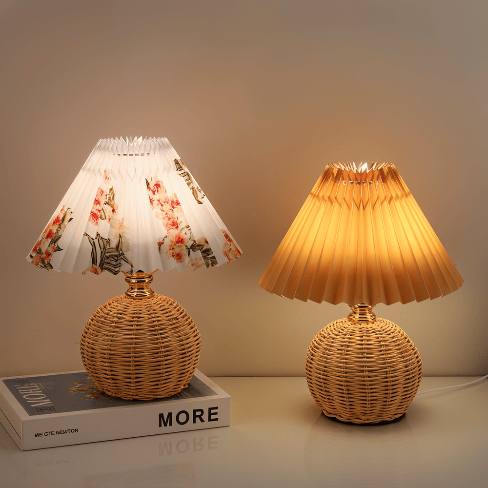 RaffiaGlow – Plisserad Bordslampa i Rotting med Retrodesign