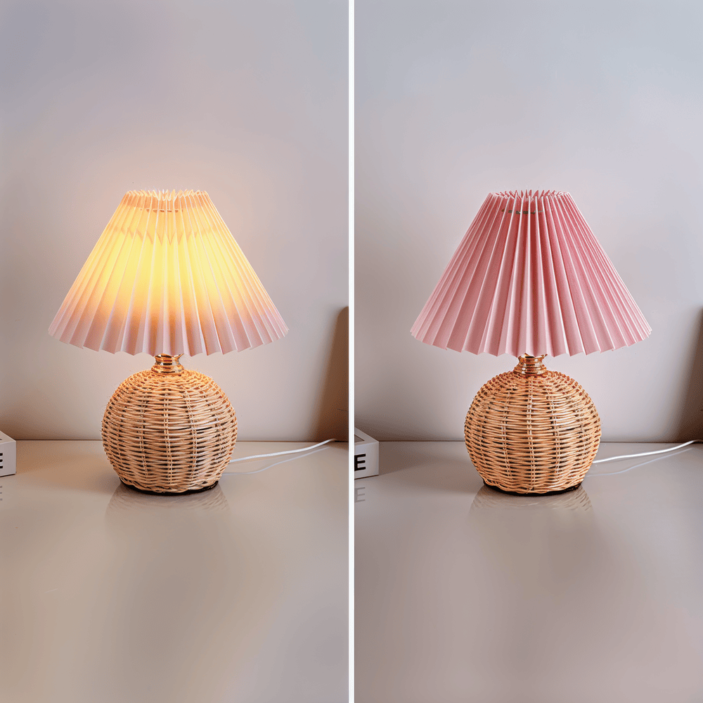 RaffiaGlow – Plisserad Bordslampa i Rotting med Retrodesign