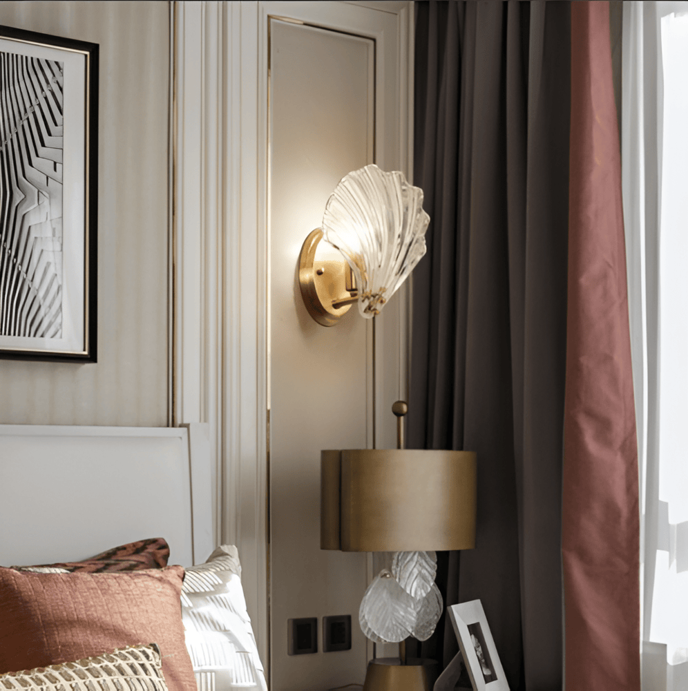 Væglampe i glas og messing – minimalistisk design med varm belysning