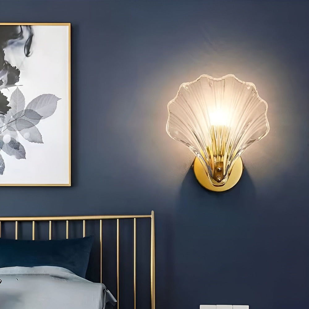 Væglampe i glas og messing – minimalistisk design med varm belysning