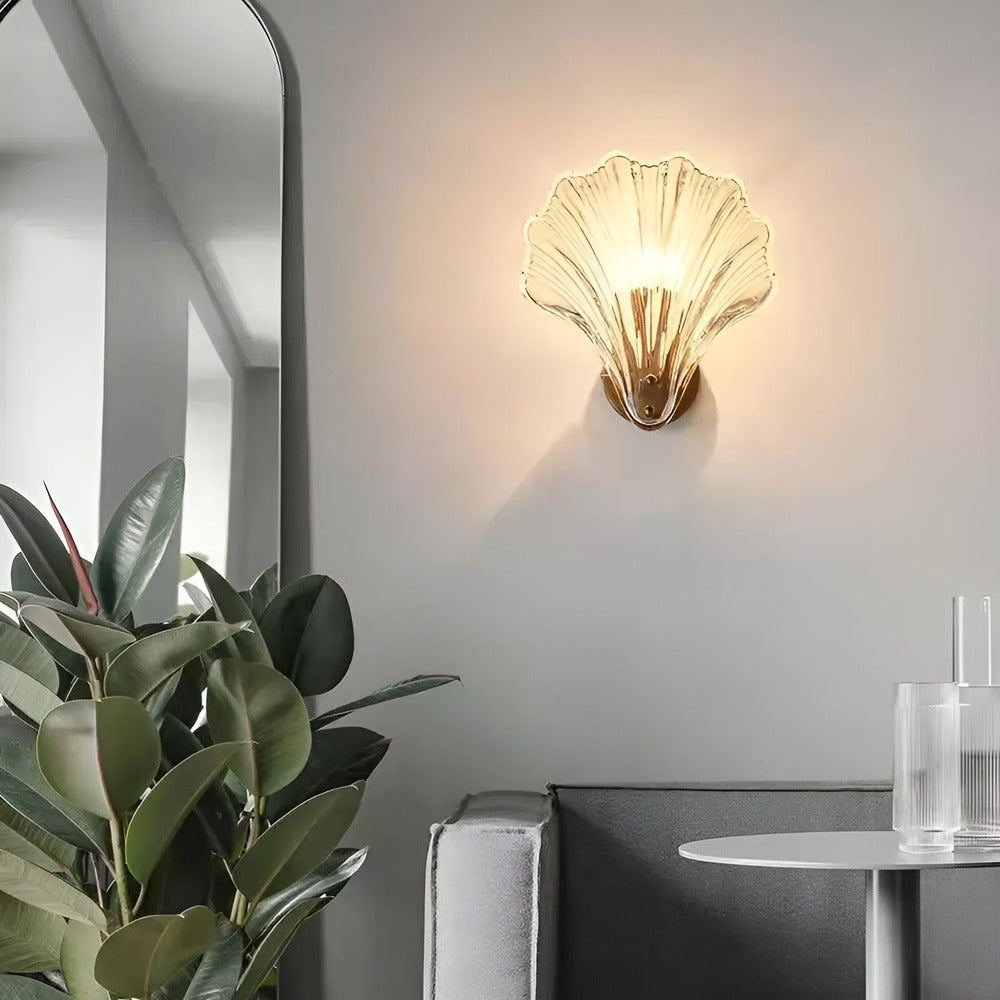 Væglampe i glas og messing – minimalistisk design med varm belysning