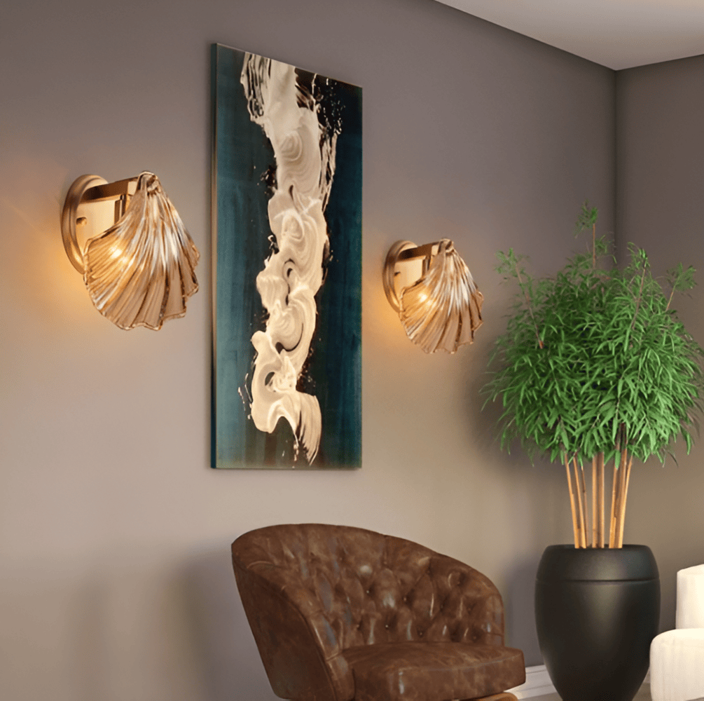 Væglampe i glas og messing – minimalistisk design med varm belysning