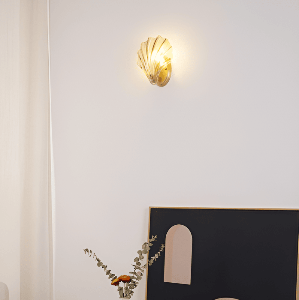 Væglampe i glas og messing – minimalistisk design med varm belysning