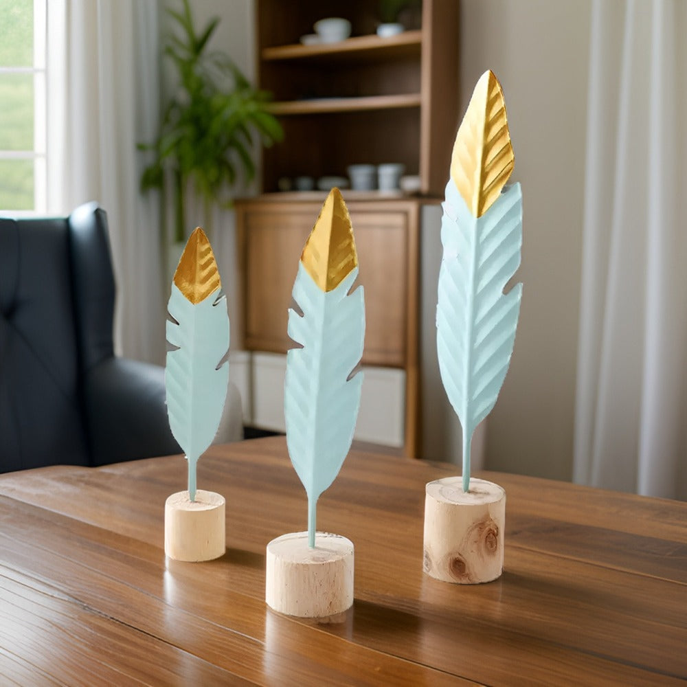 Dekorative træfigurer med blad- og fjerdesign – moderne boligindretning