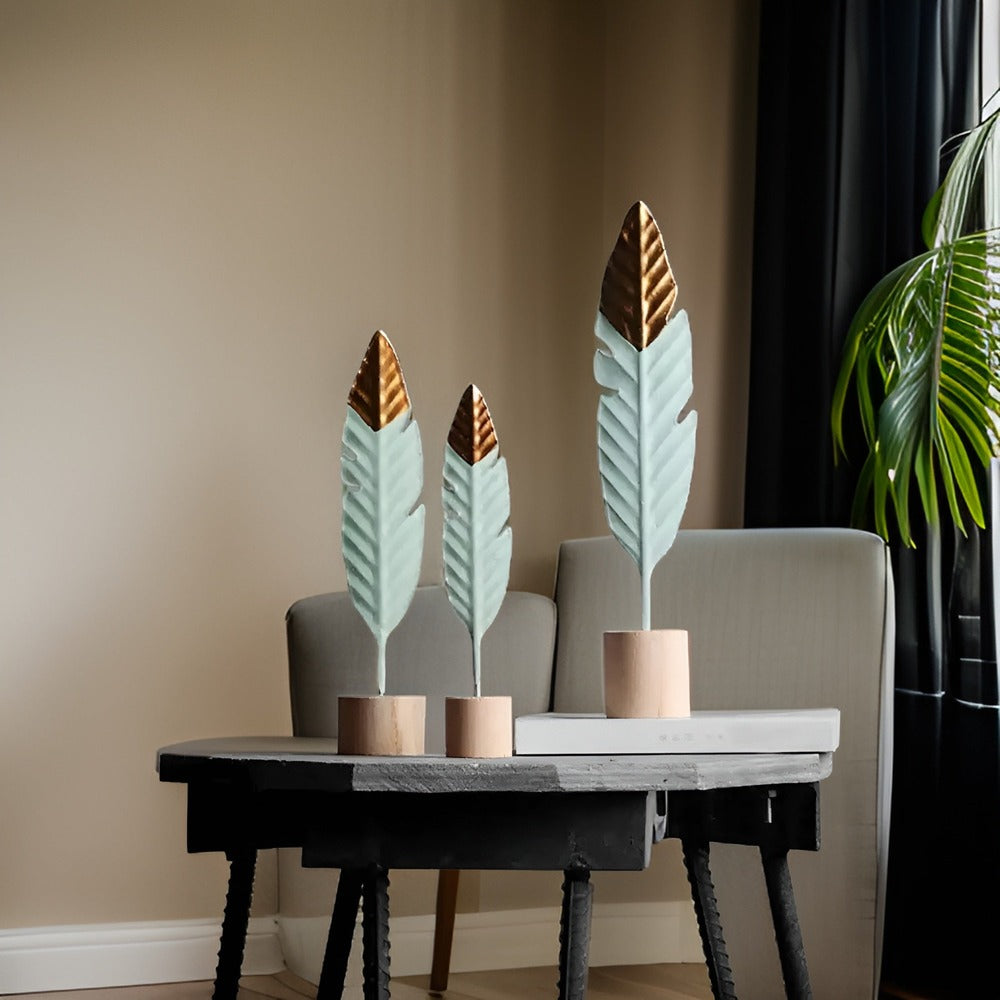 Dekorative træfigurer med blad- og fjerdesign – moderne boligindretning