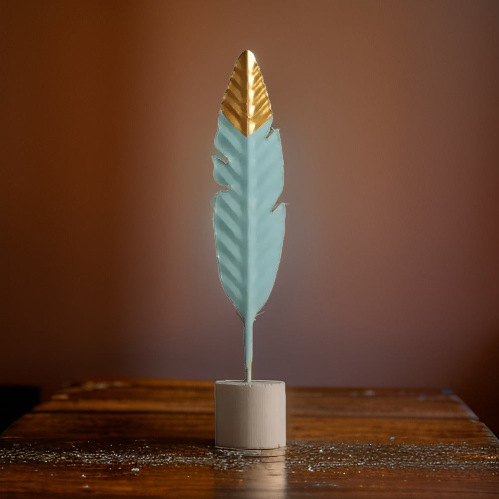 Dekorative træfigurer med blad- og fjerdesign – moderne boligindretning