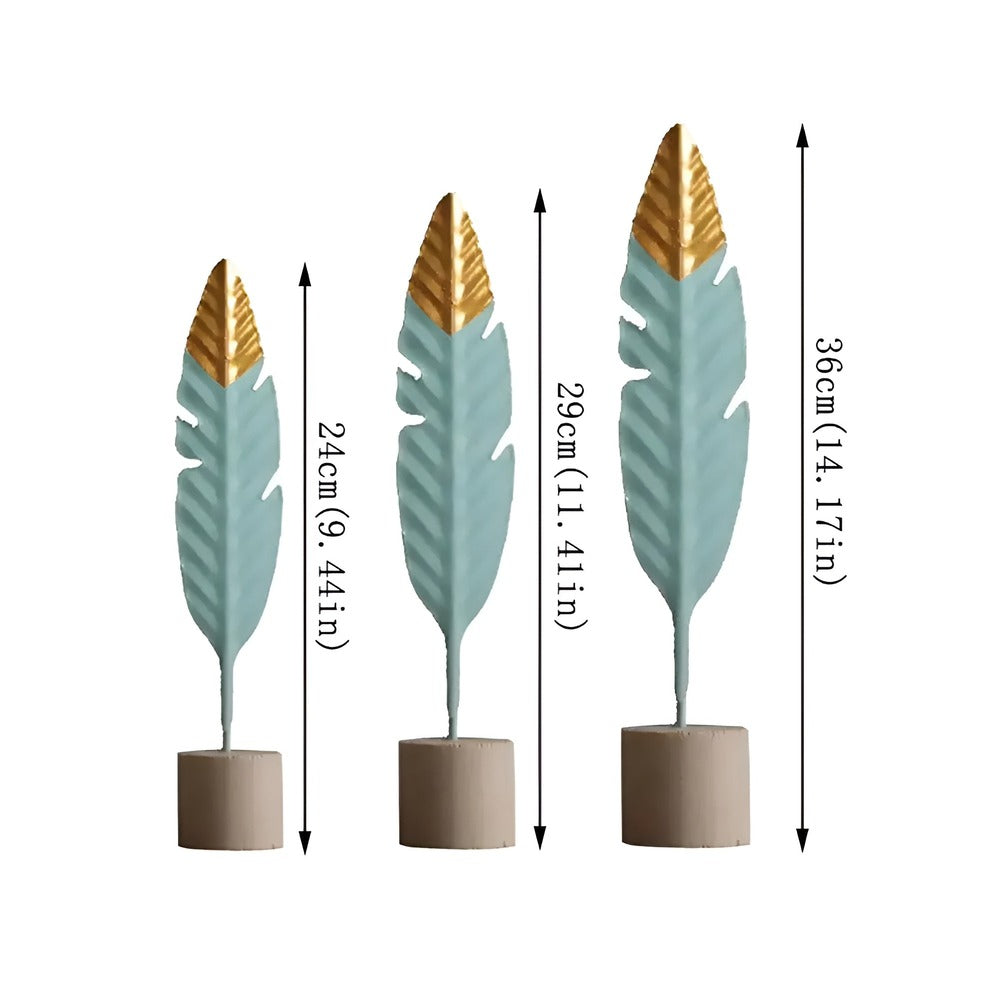 Dekorative træfigurer med blad- og fjerdesign – moderne boligindretning
