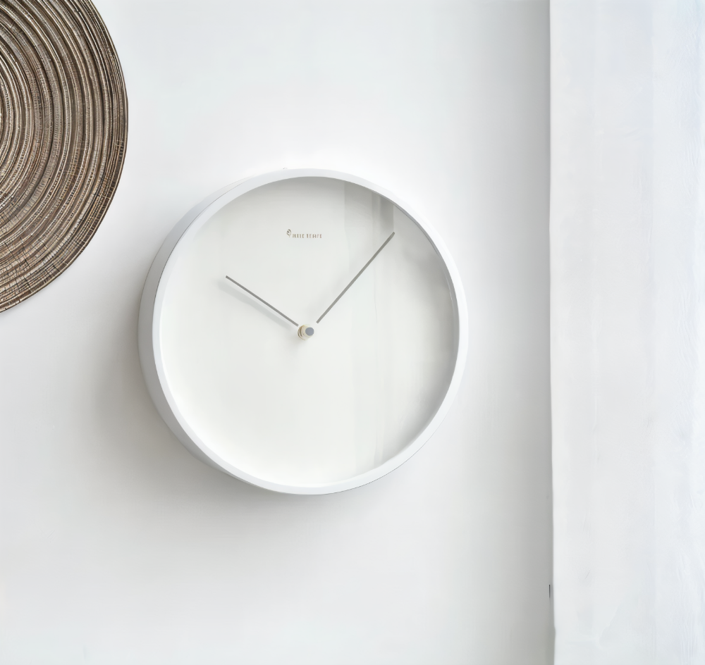 Chronelle – Elegant Hvid Metal Vægur i Moderne Minimalisme