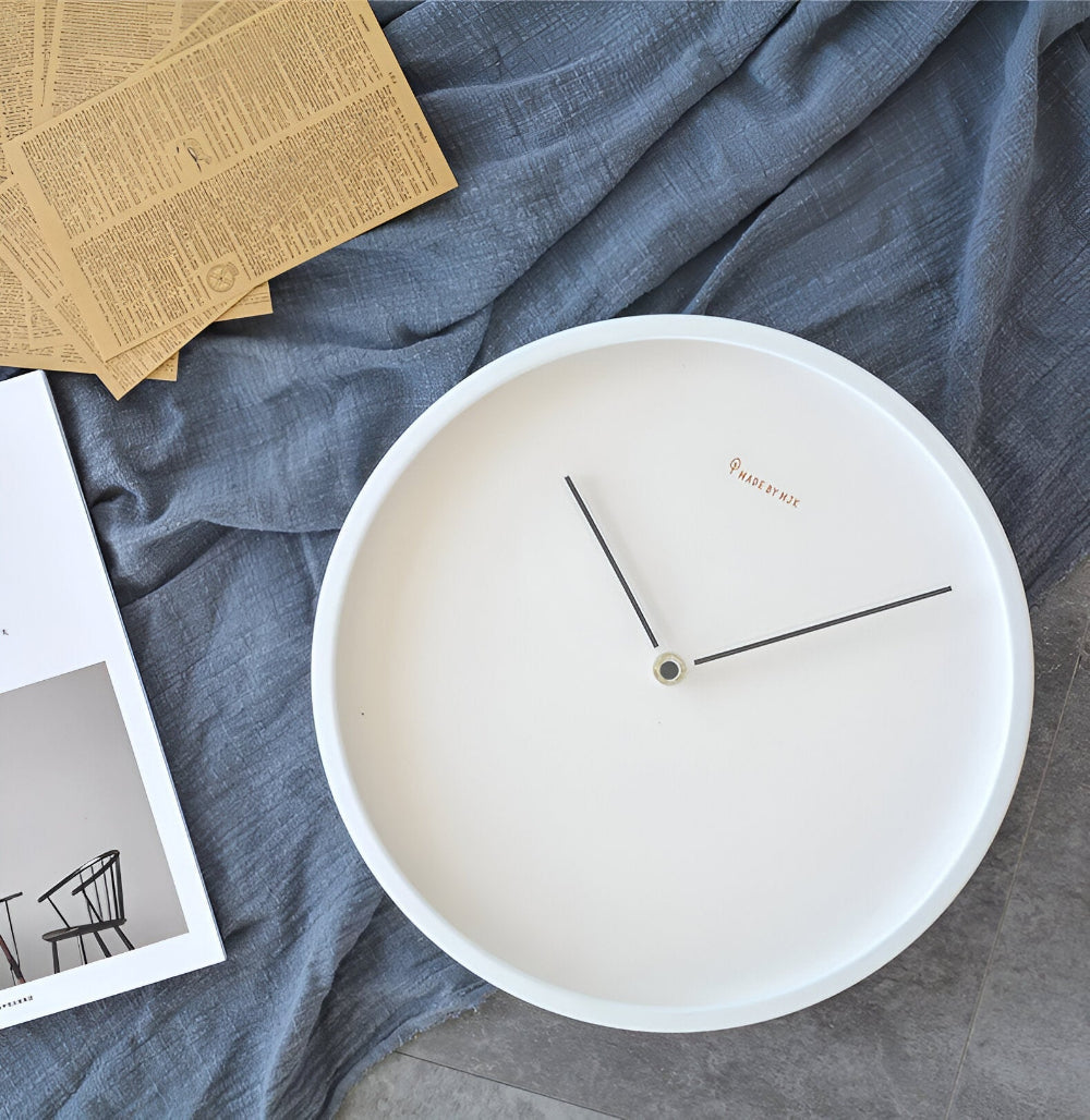 Chronelle – Elegant Hvid Metal Vægur i Moderne Minimalisme