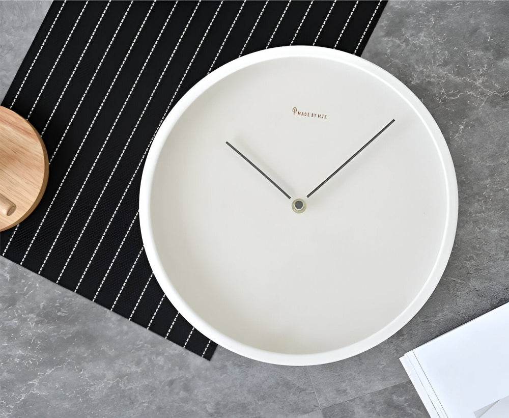 Chronelle – Elegant Hvid Metal Vægur i Moderne Minimalisme