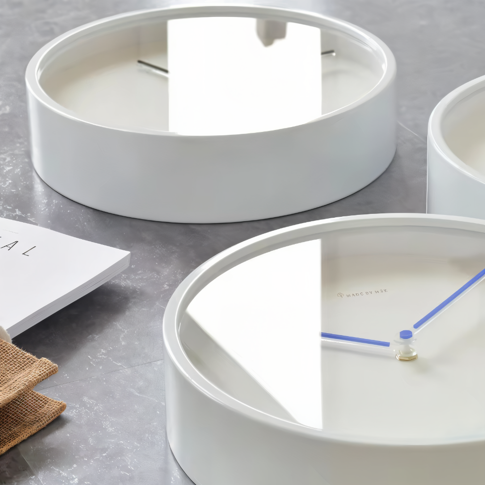 Chronelle – Elegant Hvid Metal Vægur i Moderne Minimalisme